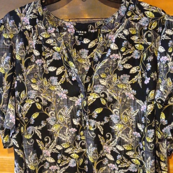 Torrid Floral Black and Green Blouse Top Size 3 - Picture 4 of 8